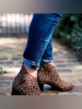 San Miguel Leopard Print Ankle Booties - size 7